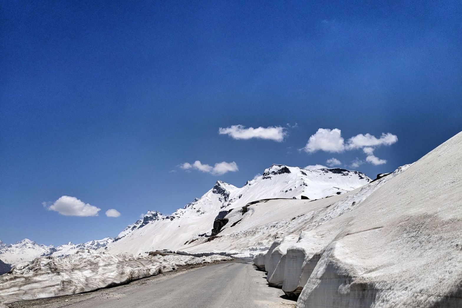 One Day Manali to Rohtang Pass Trip by Cab